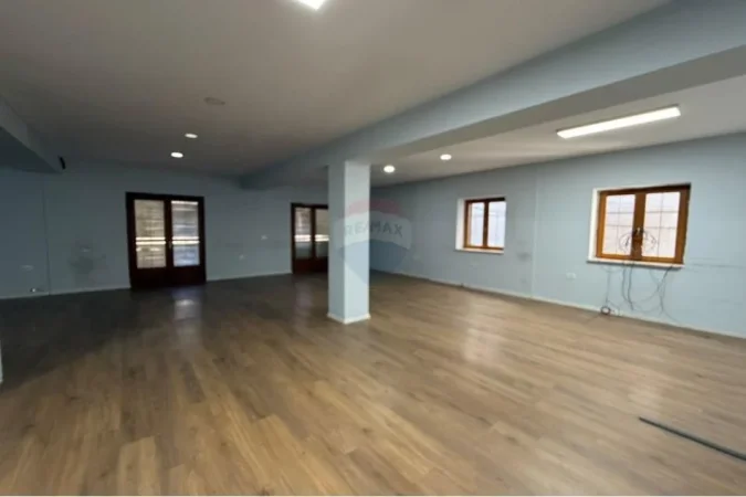 Zyra per qira, objekt buze rruge tek Brryli (850 Euro/muaj) !