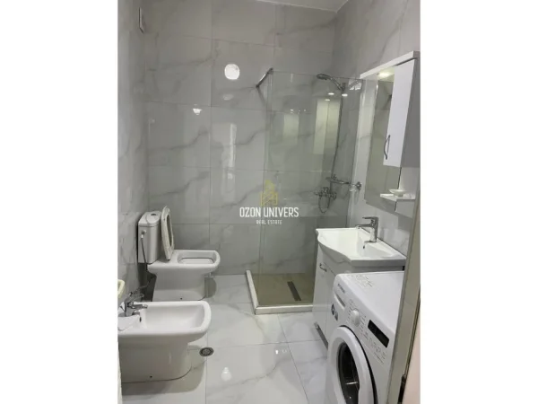 Tirane, jepet me qera apartament 1+1 Kati 4, 80 m² 600 € (Liqeni i Thatë)