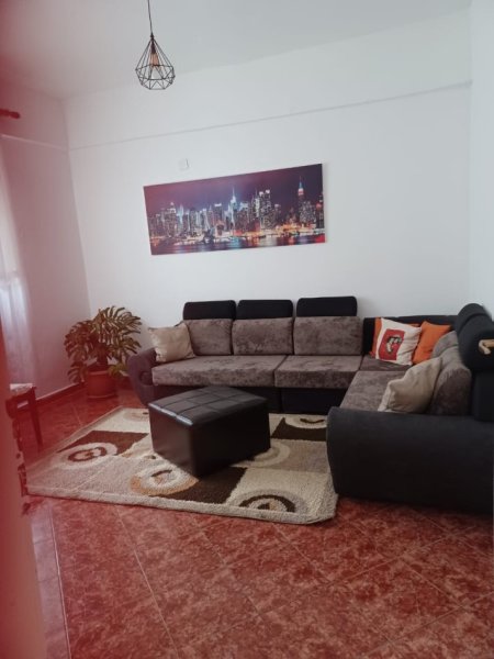Tirane, jepet me qera apartament 1+1 Kati 1, 70 m² 350 € (laprake)