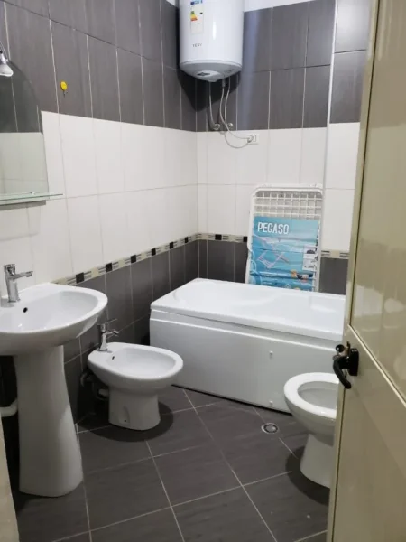 Tirane, jepet me qera apartament 2+1+Ballkon Kati 5, 116 m² 700 € (Rruga panorama)
