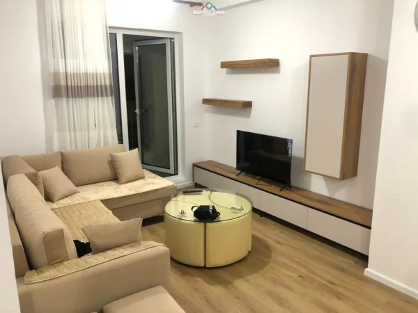 Tirane, jepet me qera apartament 1+1+Ballkon Kati 4, 60 m² 400 € (ali demi)