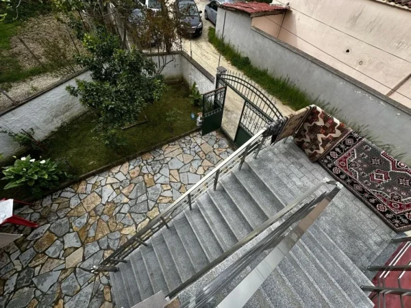 Tirane, jepet me qera apartament duplex 3+1+Ballkon Kati 2, 120 m² 650 € (Rruga gjin gjergji)