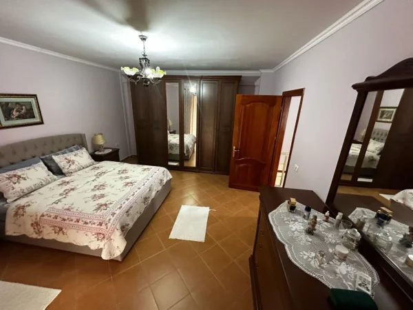 Tirane, jepet me qera apartament duplex 3+1+Ballkon Kati 2, 120 m² 650 € (Rruga gjin gjergji)