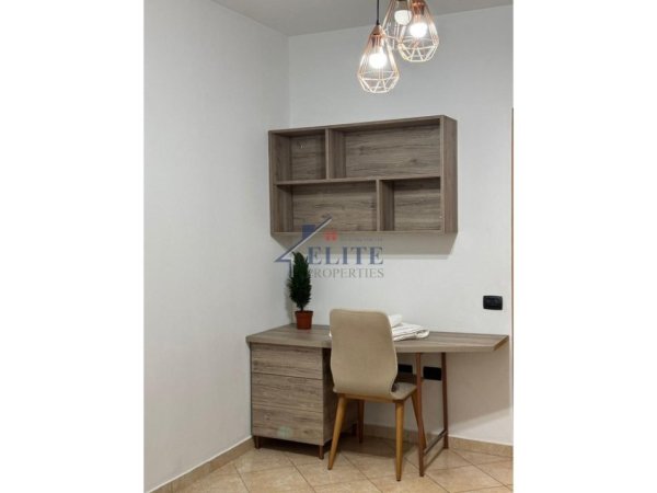 Tirane, jepet me qera apartament 3+1+Ballkon Kati 5, 220 m² 1.500 € (Komuna e Parisit)