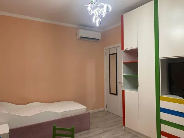 Tirane, jepet me qera apartament 2+1 Kati 6, 102 m² 700 € (golden park)