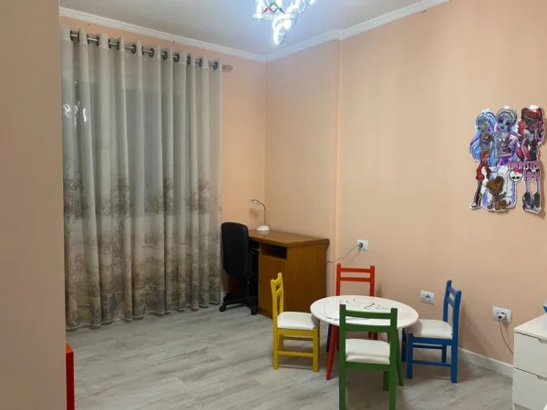 Tirane, jepet me qera apartament 2+1 Kati 6, 102 m² 700 € (golden park)