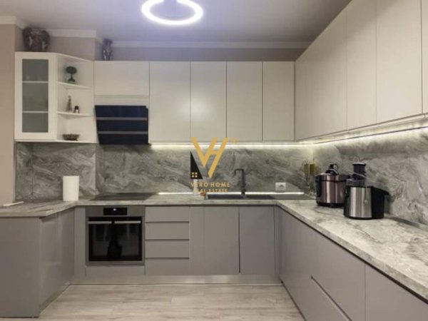 Tirane, jepet me qera apartament 2+1+Ballkon Kati 6, 102 m² 700 € (YZBERISHT)