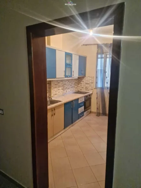 Tirane, jepet me qera Vile 2+1 Kati 3, 150 m² 500 € (brryli)