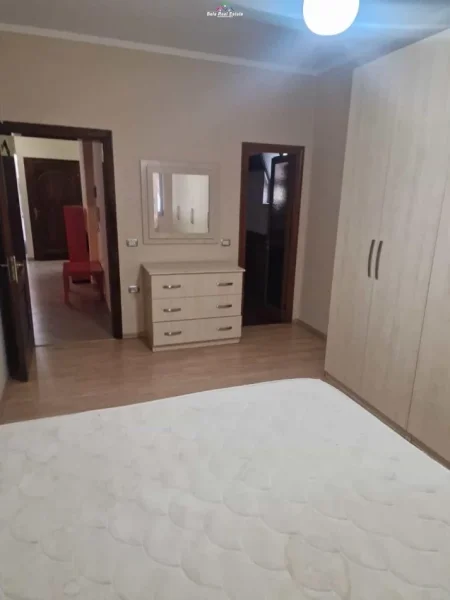 Tirane, jepet me qera Vile 2+1 Kati 3, 150 m² 500 € (brryli)