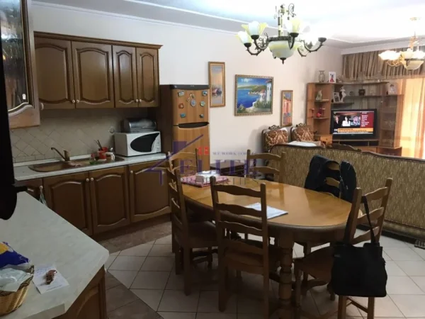 Tirane, shitet apartament 3+1+Ballkon Kati 7, 164 m² 327.600 € (Komuna e Parisit)