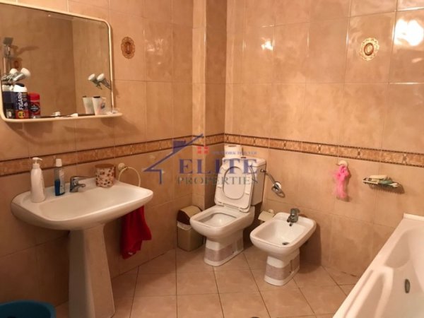 Tirane, shitet apartament 3+1+Ballkon Kati 7, 164 m² 327.600 € (Komuna e Parisit)