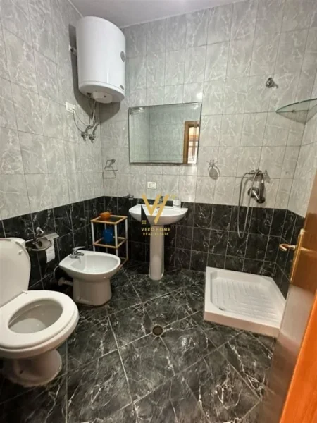 Durres, shitet apartament 1+1+Ballkon Kati 2, 177 m² 165.000 € (MALI I ROBIT)