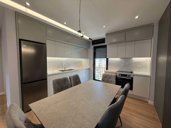Tirane, jepet me qera apartament 2+1+Ballkon Kati 7, 95 m² 800 € (rruga nexho konomi , unaza e re)