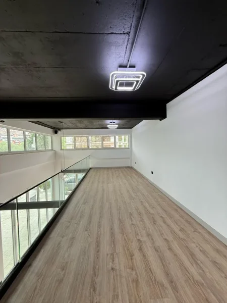 Tirane, jepet me qera ambjent biznesi Kati 0, 310 m² 2.000 € (Liqeni i Thate)