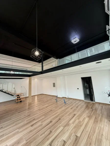 Tirane, jepet me qera ambjent biznesi Kati 0, 310 m² 2.000 € (Liqeni i Thate)