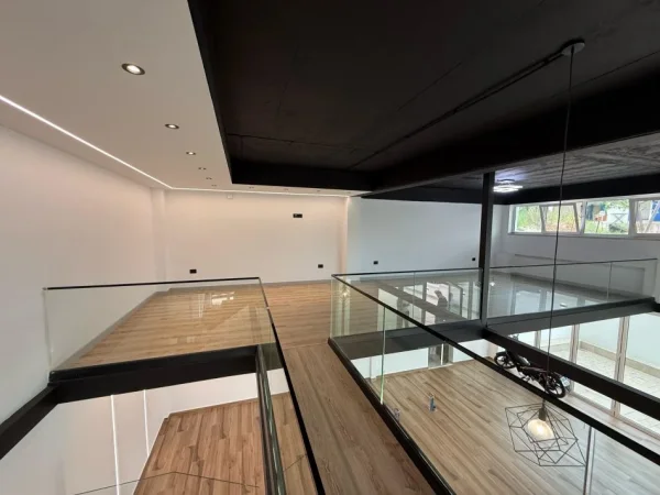 Tirane, jepet me qera ambjent biznesi Kati 0, 310 m² 2.000 € (Liqeni i Thate)