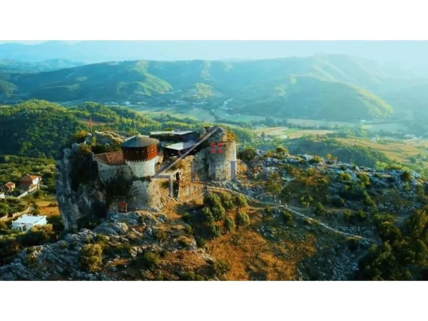 Tirane, shitet toke , 6.000 m² 370.000 € (Petrele)