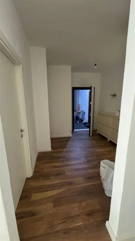 Tirane, jepet me qera apartament 1+1+Ballkon Kati 6, 65 m² 400 € (fresku)