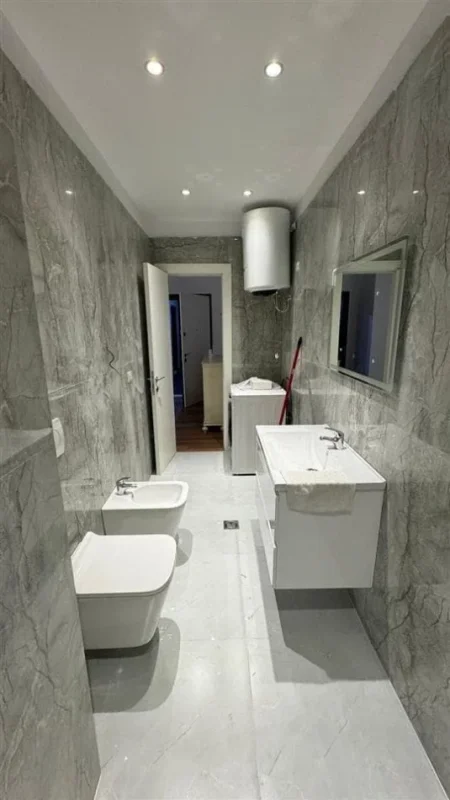 Tirane, jepet me qera apartament 1+1+Ballkon Kati 6, 65 m² 400 € (fresku)