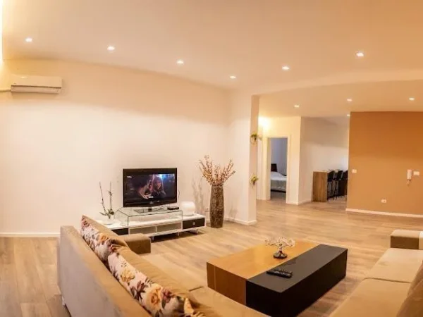 Tirane, jepet me qera apartament 2+1+Ballkon Kati 2, 100 m² 550 € (QYTET STUDENTI)