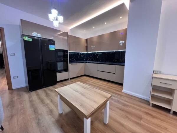 Tirane, jepet me qera apartament 2+1+Ballkon Kati 4, 100 m² 700 € (Isuf Elezi)