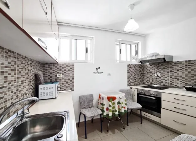 Tirane, jepet me qera apartament 1+1+Ballkon Kati 1, 58 m² 750 € (PAZARI I RI)