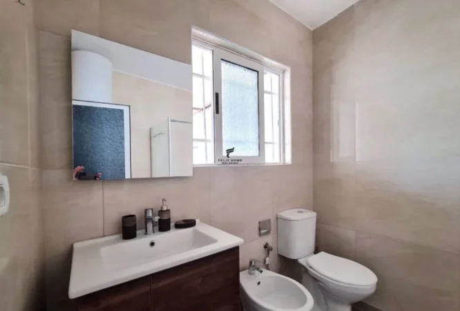 Tirane, jepet me qera apartament 1+1+Ballkon Kati 1, 58 m² 750 € (PAZARI I RI)