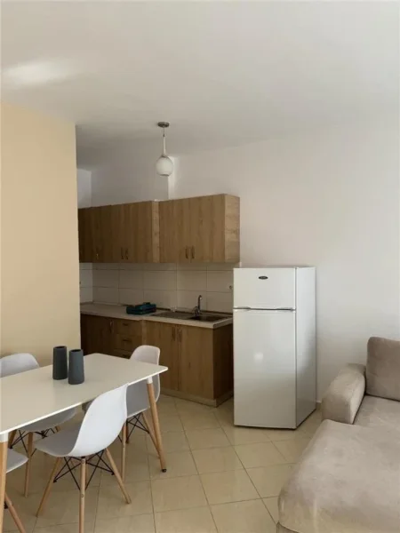 Tirane, jepet me qera apartament 1+1+Ballkon Kati 7, 65 m² 450 € (astir)