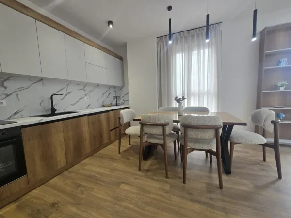 Tirane, jepet me qera apartament 2+1+Aneks+Ballkon Kati 3, 100 m² 700 € (don bosko)