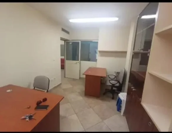 Tirane, jepet me qera zyre Kati 2, 80 m² 500 € (Ish Ekspozita)