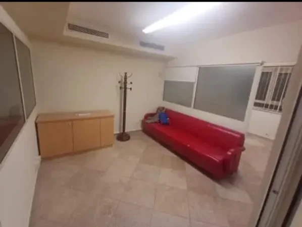 Tirane, jepet me qera zyre Kati 2, 80 m² 500 € (Ish Ekspozita)