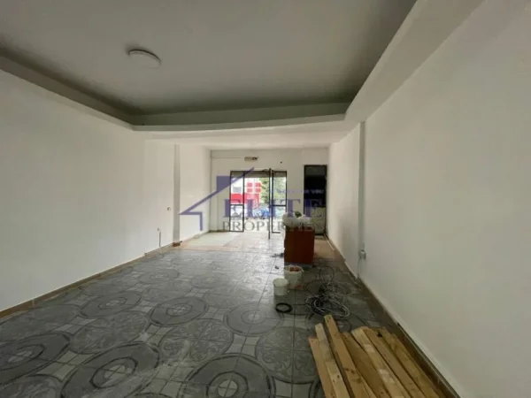 Tirane, jepet me qera dyqan , 70 m² 360 € (Rruga Pjeter Budi)