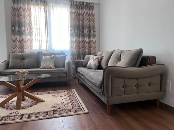 Tirane, jepet me qera apartament 2+1 Kati 6, 62 m² 650 € (stacioni i trenit)