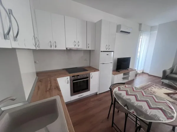 Tirane, jepet me qera apartament 2+1 Kati 6, 62 m² 650 € (stacioni i trenit)