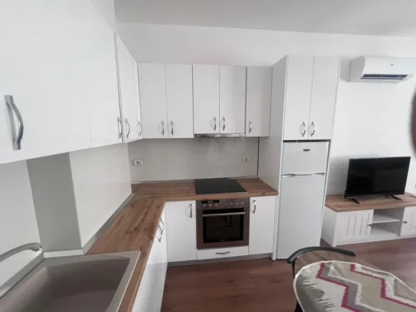 Tirane, jepet me qera apartament 2+1 Kati 6, 62 m² 650 € (stacioni i trenit)