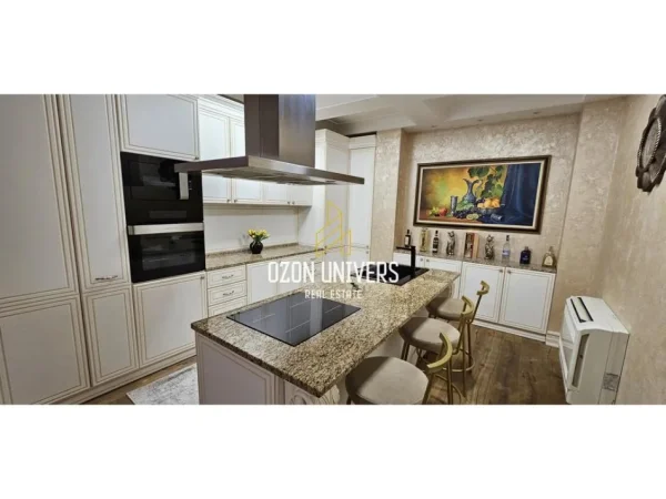 Tirane, jepet me qera apartament 2+1+Ballkon Kati 5, 135 m² 2.300 € (Bllok)