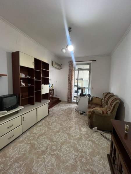 Tirane, jepet me qera apartament 1+1 , 50 m² 45.000 € (Pallatet agimi)