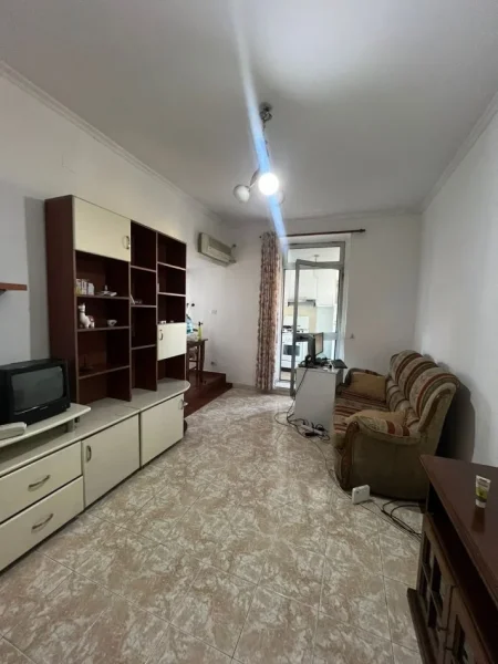 Tirane, jepet me qera apartament 1+1 , 50 m² 45.000 € (Pallatet agimi)