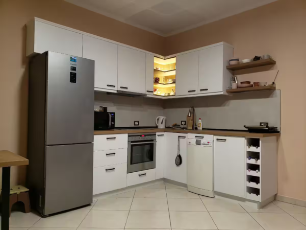 Tirane, jepet me qera apartament 2+1+Ballkon Kati 3, 90 m² 450 € (Rruga e Malesoreve)