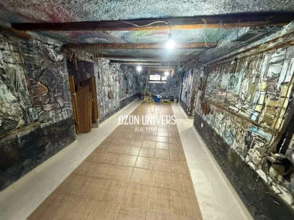 Tirane, jepet me qera ambjent biznesi Kati -1, 70 m² 600 € (Bllok)