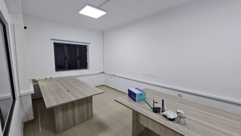 Tirane, jap me qera zyre Kati 0, 130 m² 900 € (Sheshi Avni Rustemi)