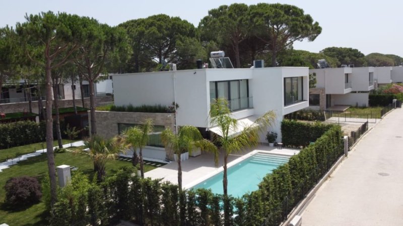 🏠 SHITET: Elite Villa 3 kate: Kuzhine Vec+Depo & Pishine 📍 San Pietro Residence - Gjiri i Lalezit |  Ne vije te Pare nga Deti 1.258 m² ((1.900.000 Euro)) ✨