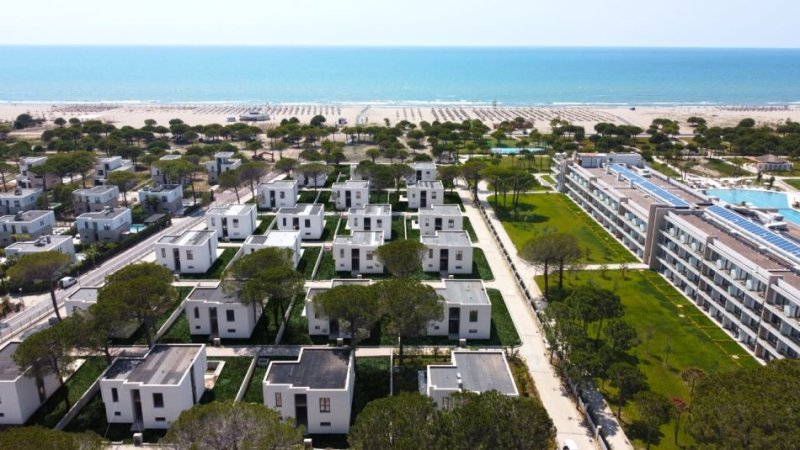 🏠 SHITET: Elite Villa 3 kate: Kuzhine Vec+Depo & Pishine 📍 San Pietro Residence - Gjiri i Lalezit |  Ne vije te Pare nga Deti 1.258 m² ((1.900.000 Euro)) ✨