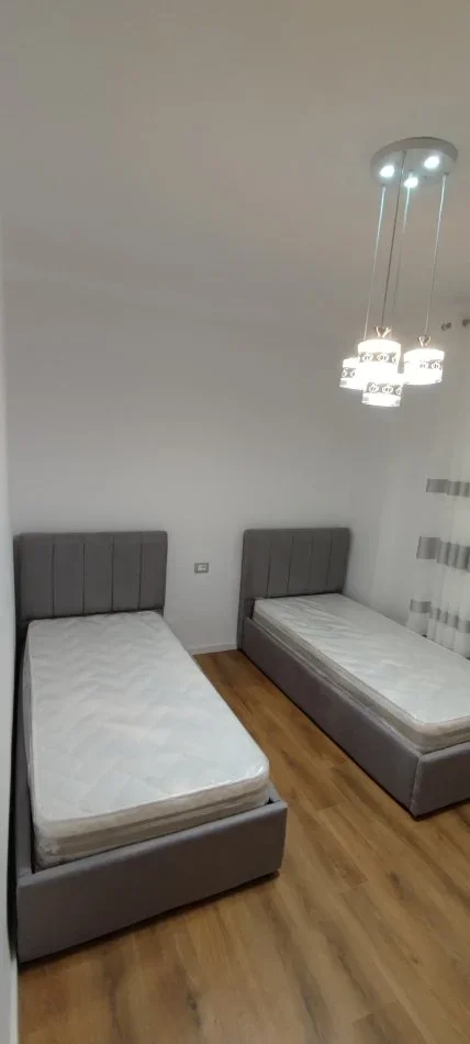Tirane, jepet me qera apartament 2+1+Ballkon Kati 2, 105 m² 700 € (Komuna e Parisit)