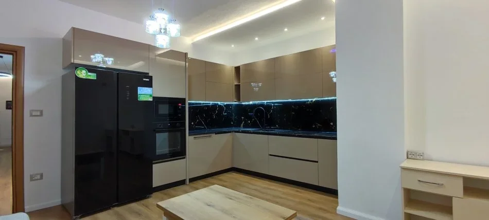 Tirane, jepet me qera apartament 2+1+Ballkon Kati 2, 105 m² 700 € (Komuna e Parisit)