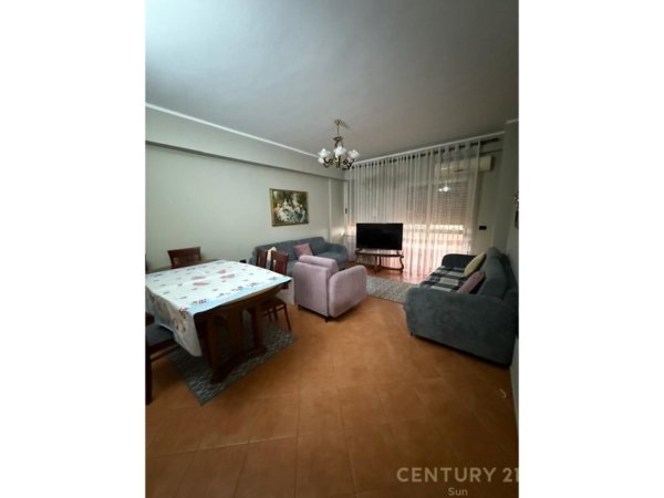 Tirane, jepet me qera apartament 2+1 Kati 2, 85 m² 650 € (ish parku)