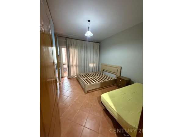 Tirane, jepet me qera apartament 2+1 Kati 2, 85 m² 650 € (ish parku)