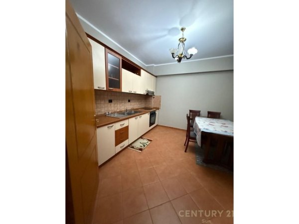 Tirane, jepet me qera apartament 2+1 Kati 2, 85 m² 650 € (ish parku)