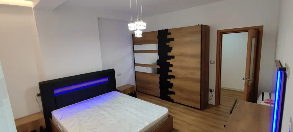 Tirane, jepet me qera apartament 2+1+Ballkon Kati 3, 105 m² 700 € (Vasil Shanto)