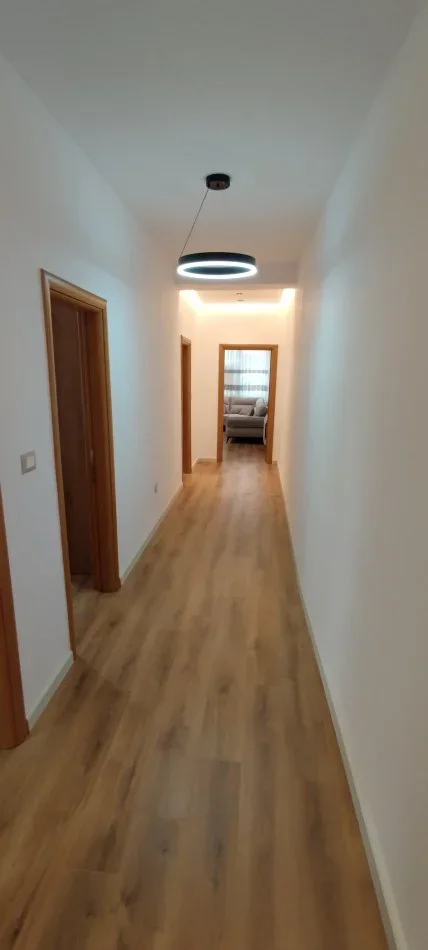 Tirane, jepet me qera apartament 2+1+Ballkon Kati 3, 105 m² 700 € (Vasil Shanto)